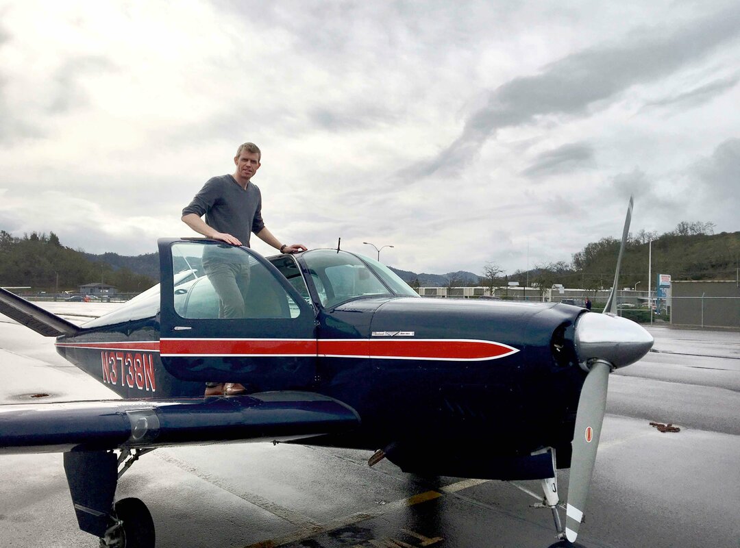 Ein Pilot und sein kleines Flugzeug.