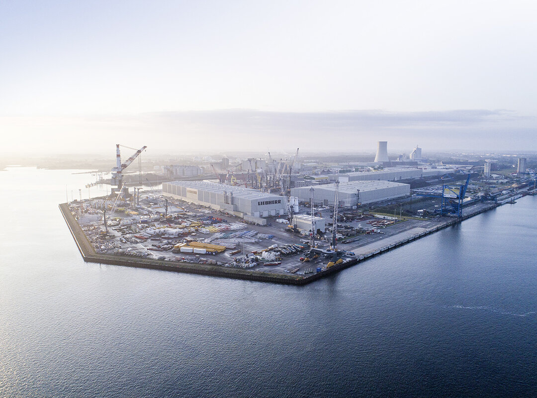 Das Liebherr-Gelände in Rostock auf der Luft.