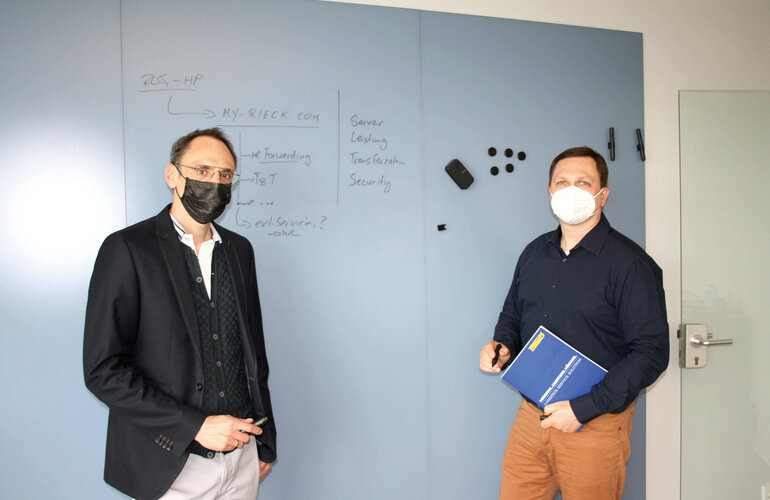 v.l.: Tom Polten und Björn Schulz, vor einer Tafel.