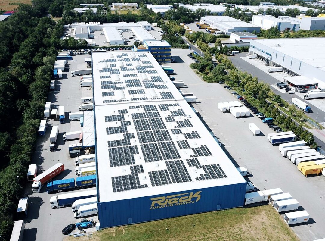 Das Rieck Gebäude vollständig mit Solarpanelen belegt.