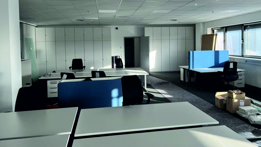 Das Rieck Logistik Gebäude von innen mit Büros fertig.