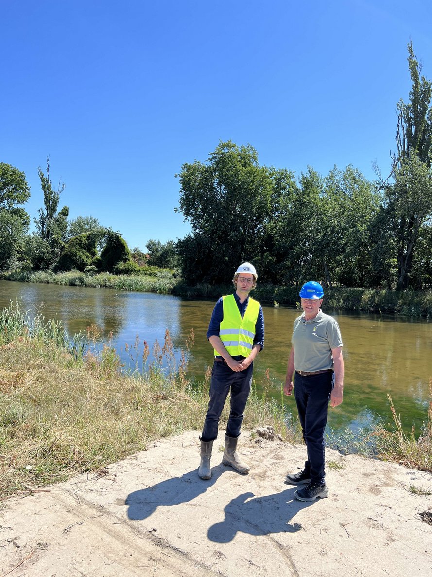 2 Bauarbeiter am Fluss