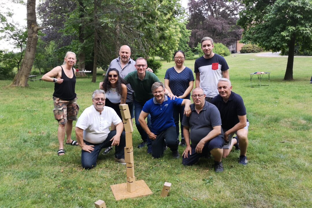 eine Gruppe menschen bei einer Teambuildingaktivität.