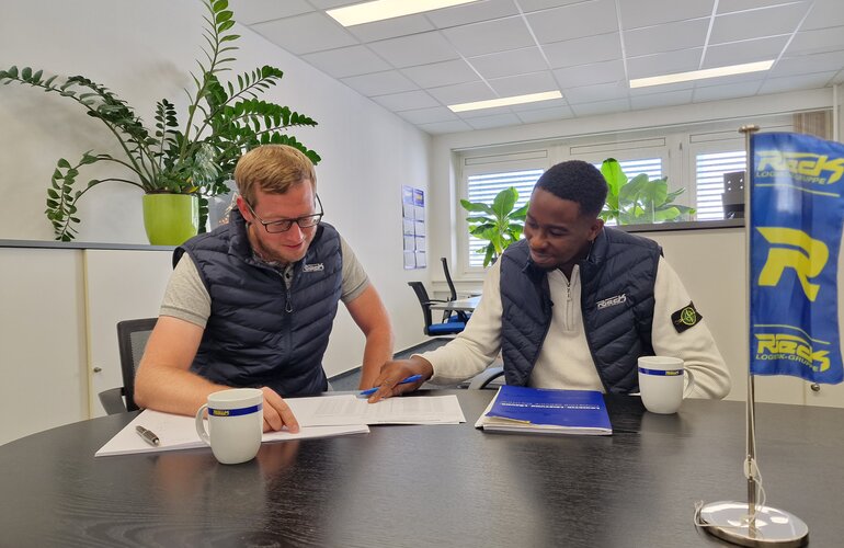 2 Mitarbeiter von Rieck mit der neuen Mitarbeiter-weste.