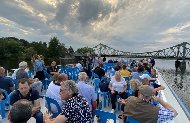 Eine Gruppe von Menschen auf einem Boot.