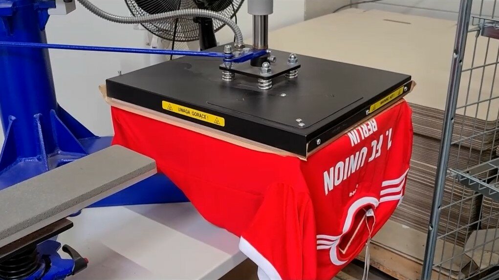 Eine Stanze die ein T-Shirt bedruckt.