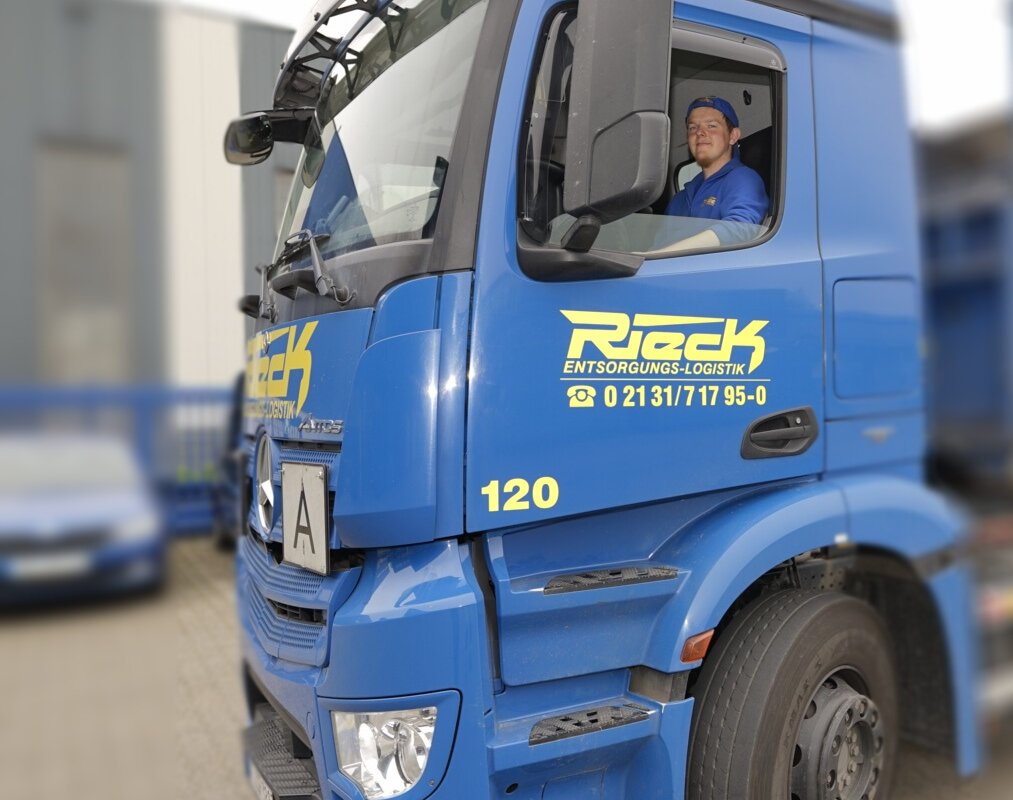 Jonas Piepenbring in seinem Rieck Lkw.