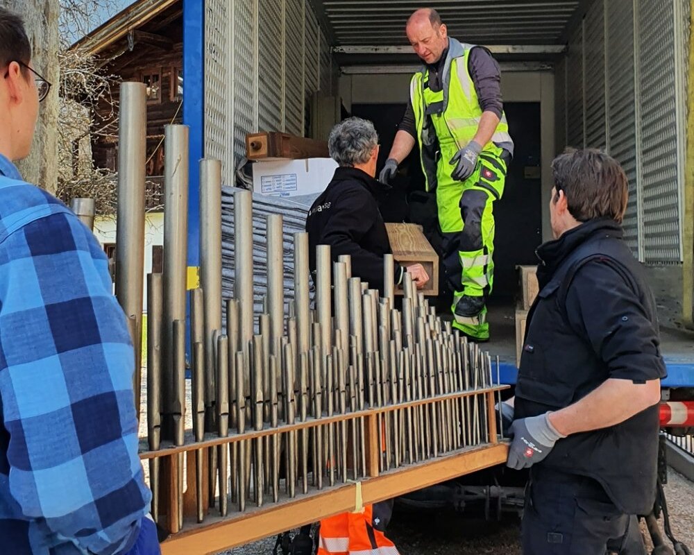 Ein Lkw wird mit Einzelteilen einer Orgel beladen.