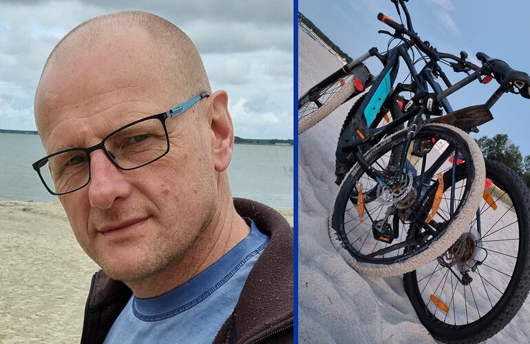 Thomas Behm auf der Linken Seite und seine Fahrräder auf der Rechten Seite.