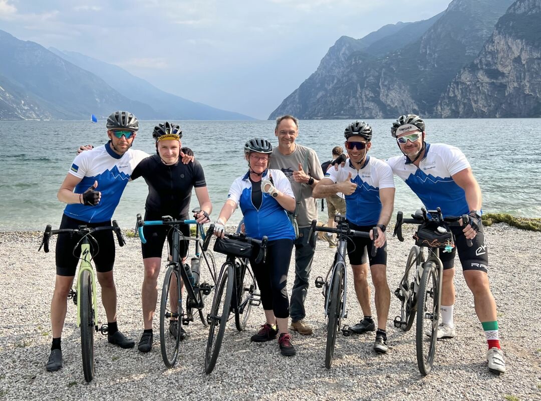 Eine Gruppe mit Fahrrädern vor einem See.