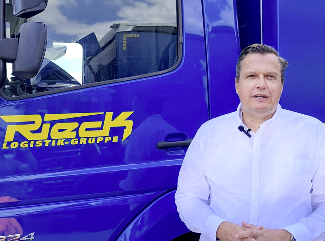 Sascha Lassau vor einem Rieck Lkw.