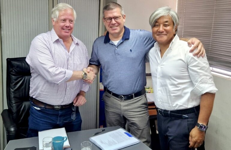 3 Männer, die sich gegenseitig die Hände schütteln.