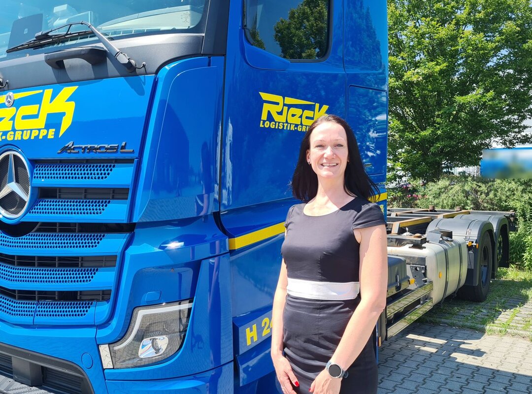 Melanie Piechotka vor einem Rieck Lkw.
