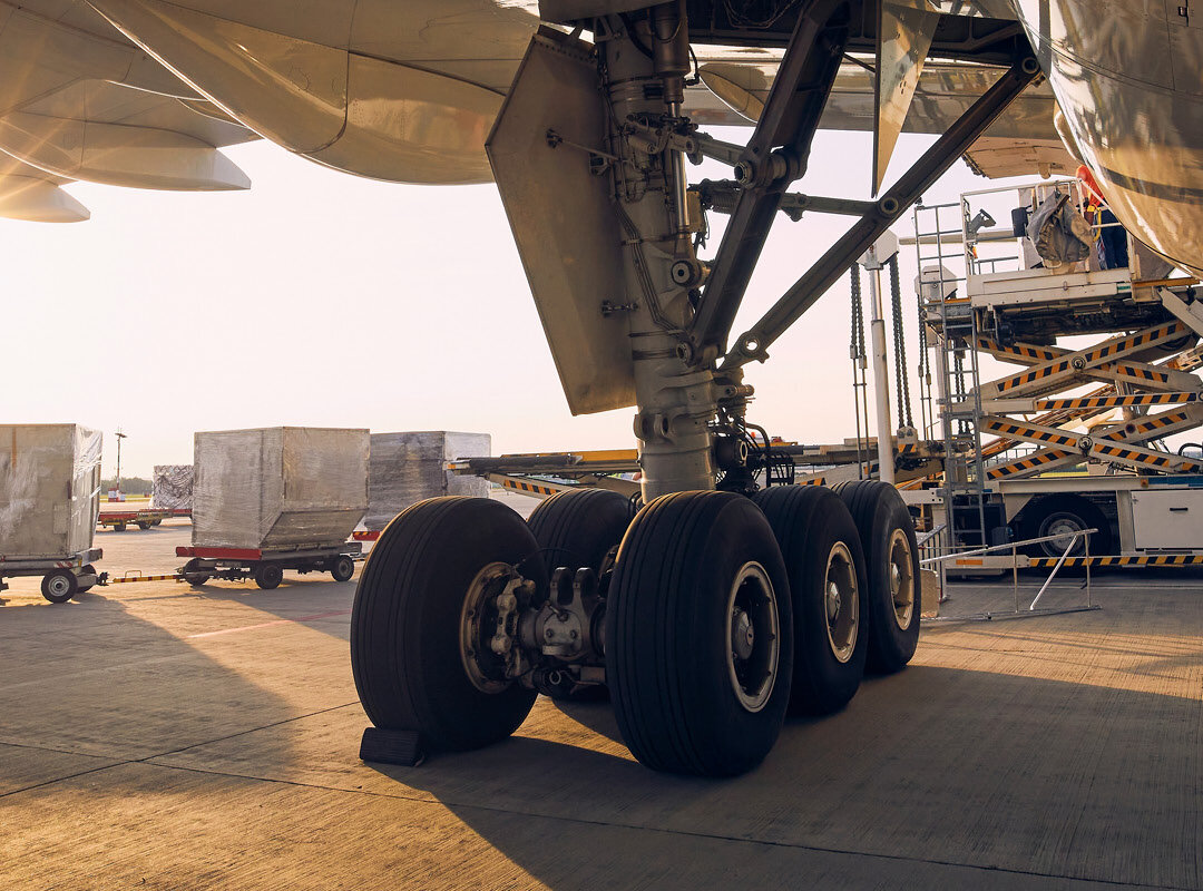 das Fahrwerk eines Flugzeugs.