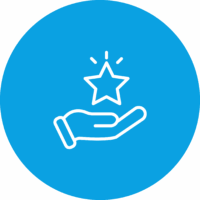 Hand hält leuchtenden Stern auf blauem Hintergrund