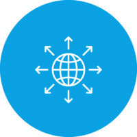Globus mit Pfeilen, die in verschiedene Richtungen zeigen, auf blauem Hintergrund.