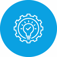 Glühbirne mit Häkchen im Inneren eines Zahnrads auf blauem Hintergrund.