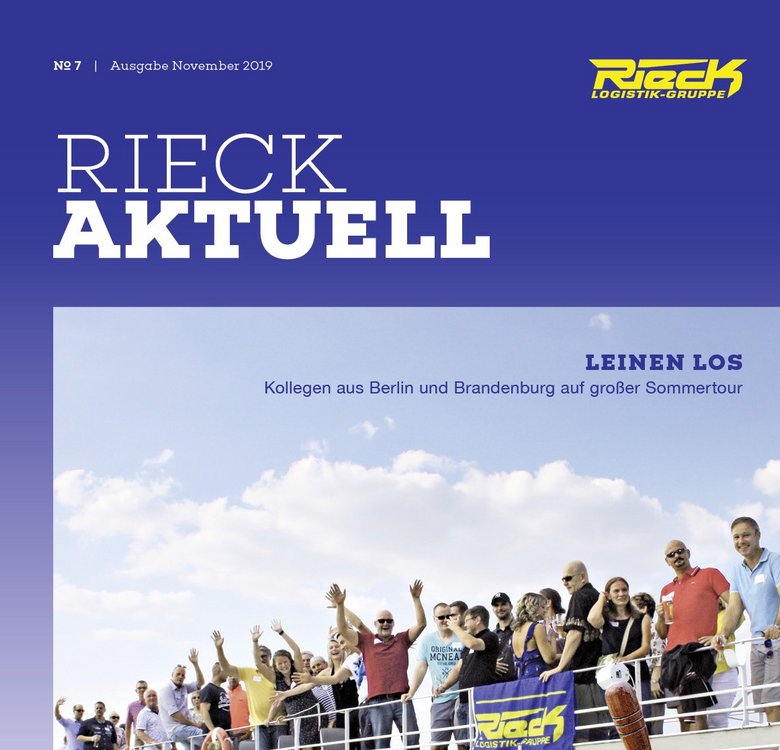 Gruppenfoto von Menschen auf einem Boot bei sonnigem Wetter.