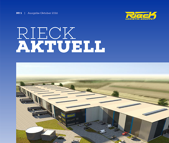 Luftaufnahme eines modernen Industriegebäudes mit mehreren LKW-Ladebuchten.