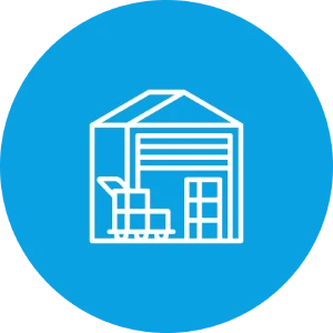 Lagerhalle mit Paletten und Kartonsymbol auf blauem Hintergrund