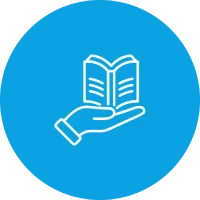 Hand hält ein geöffnetes Buch auf blauem Hintergrund.