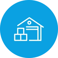 Lagerhaus mit Stapel Kartons auf blauem Hintergrund.