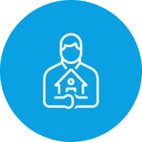 Mann hält ein Haus in den Händen, Symbol für Immobilien oder Hausbesitz.