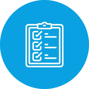 Checkliste auf Klemmbrett in weiß auf blauem Hintergrund.