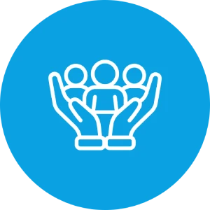 Drei Personen, die von zwei schützenden Händen umgeben sind, auf blauem Hintergrund.