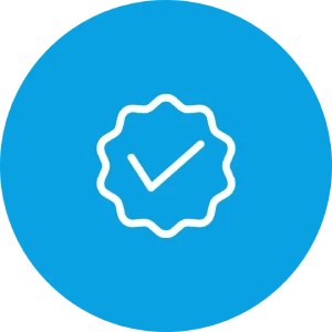 Blaues Symbol mit weißem Häkchen in einer Auszeichnung.