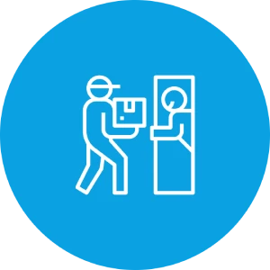 Symbol eines Paketübergabeprozesses zwischen zwei Personen auf blauem Hintergrund.