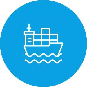 Frachtschiff mit Containern auf blauem Hintergrund.