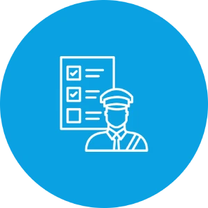 Symbol eines Polizisten vor einer Checkliste auf blauem Hintergrund.