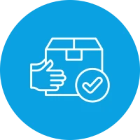 Hand hält Paket mit Häkchen-Symbol auf blauem Hintergrund.