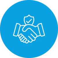 Zwei Hände schütteln sich vor einem Schild mit Häkchen in einem blauen Kreis.