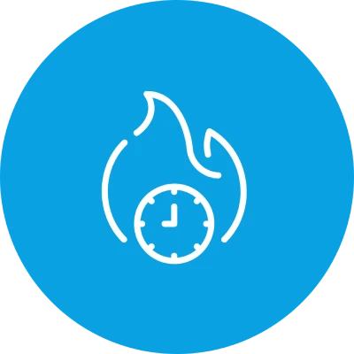 Uhr vor Flammen auf blauem Hintergrund.