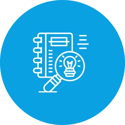 Notizbuch mit Lupe und Glühbirne auf blauem Hintergrund