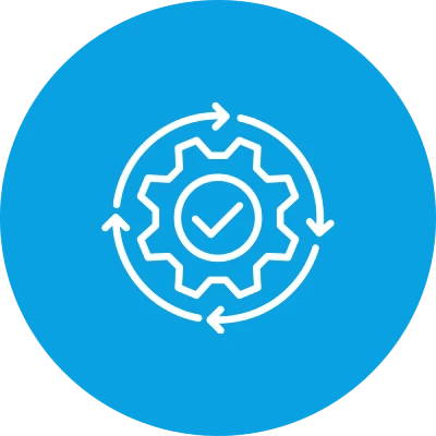 Zahnrad mit Häkchen und umlaufenden Pfeilen auf blauem Hintergrund.