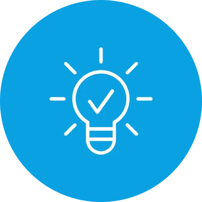 Glühbirne mit Häkchen in einem blauen Kreis, Symbol für Idee oder Lösung.