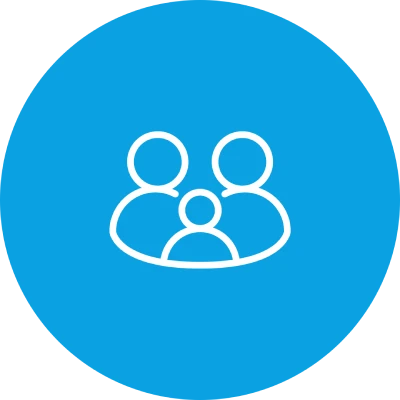 Symbol einer Familie mit zwei Erwachsenen und einem Kind auf blauem Hintergrund