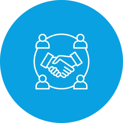 Vier Personen, die sich um ein Händeschütteln in der Mitte befinden, auf blauem Hintergrund.