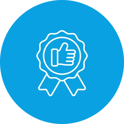 Abzeichen mit Daumen-hoch-Symbol auf blauem Hintergrund.