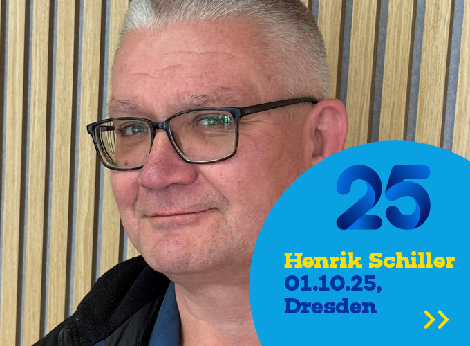 Porträt eines älteren Mannes mit Brille vor Holzlatten, daneben blaue Grafik mit Text.