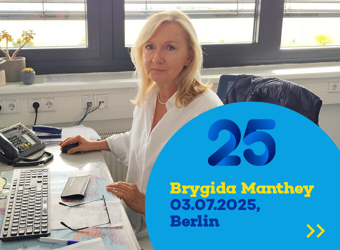 Frau sitzt am Schreibtisch im Büro, daneben Text mit Datum und Ort.